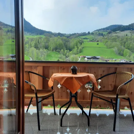 Haus Angerbichl Apartamento *